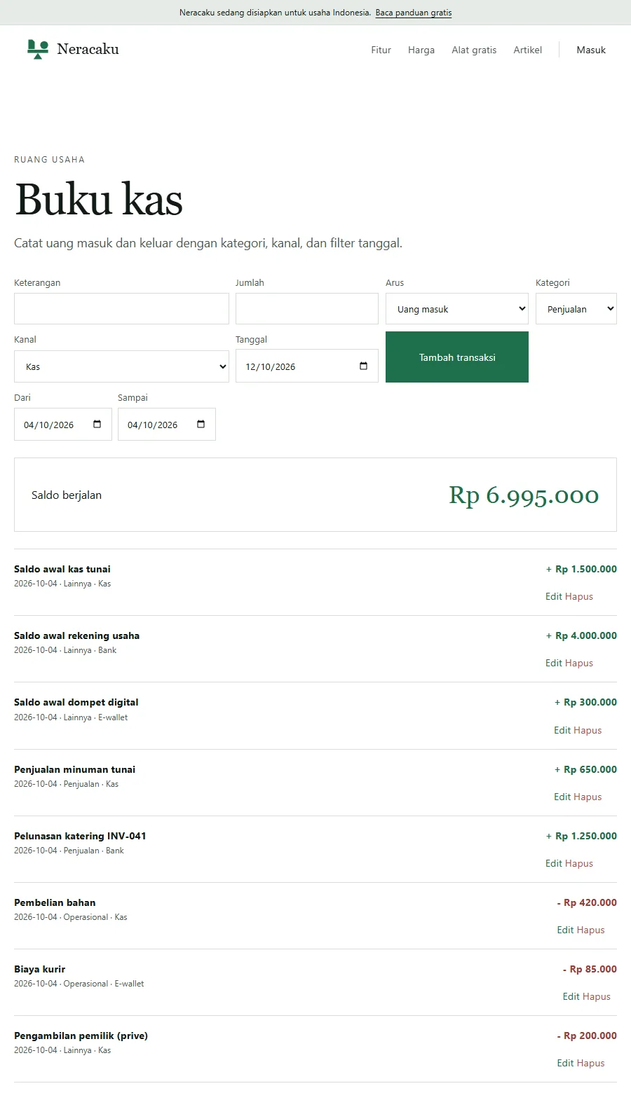 Tangkapan layar alat Buku kas Neracaku dengan filter 4 Oktober 2026: saldo awal kas tunai Rp1.500.000, saldo awal rekening usaha Rp4.000.000, saldo awal dompet digital Rp300.000, penjualan minuman tunai Rp650.000, pelunasan katering INV-041 Rp1.250.000, pembelian bahan Rp420.000, biaya kurir Rp85.000, pengambilan pemilik Rp200.000, saldo berjalan Rp6.995.000